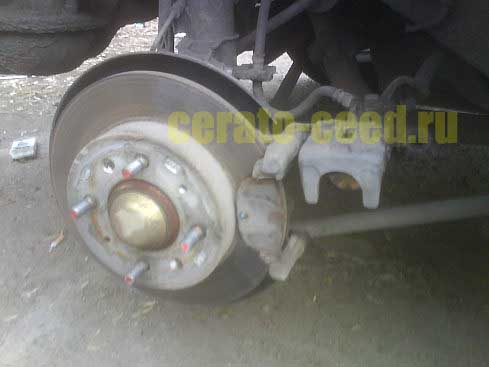Руководства по ремонту Киа Сид: замена тормозного диска тормозного механизма заднего колеса